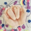 Décoration résine naissance avec les petits pieds de bébé à la taille réel, sur dessin enfant