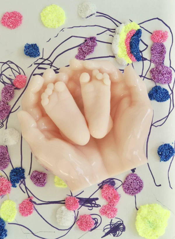 Décoration résine naissance avec les petits pieds de bébé à la taille réel, sur dessin enfant