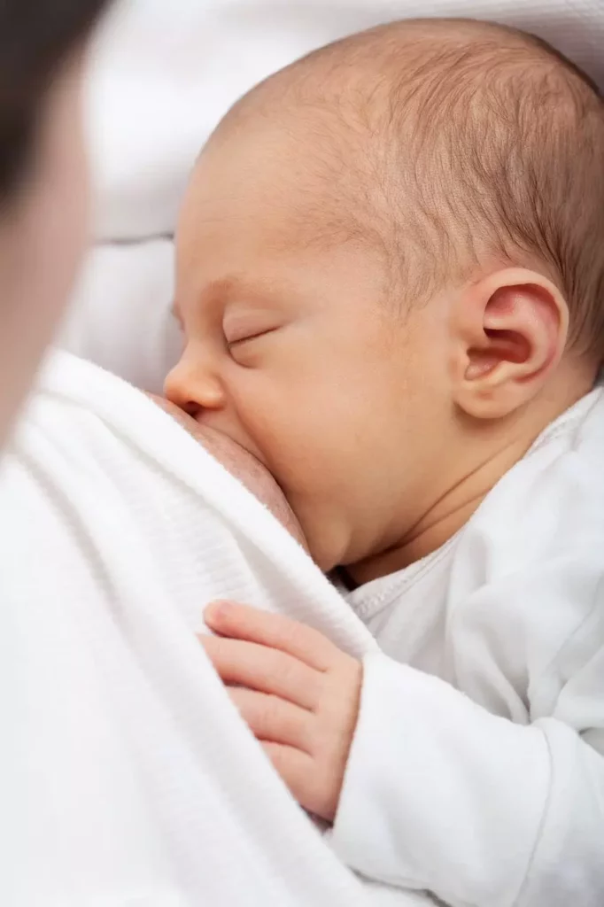 allaitement mixte: bébé tété le sein droit