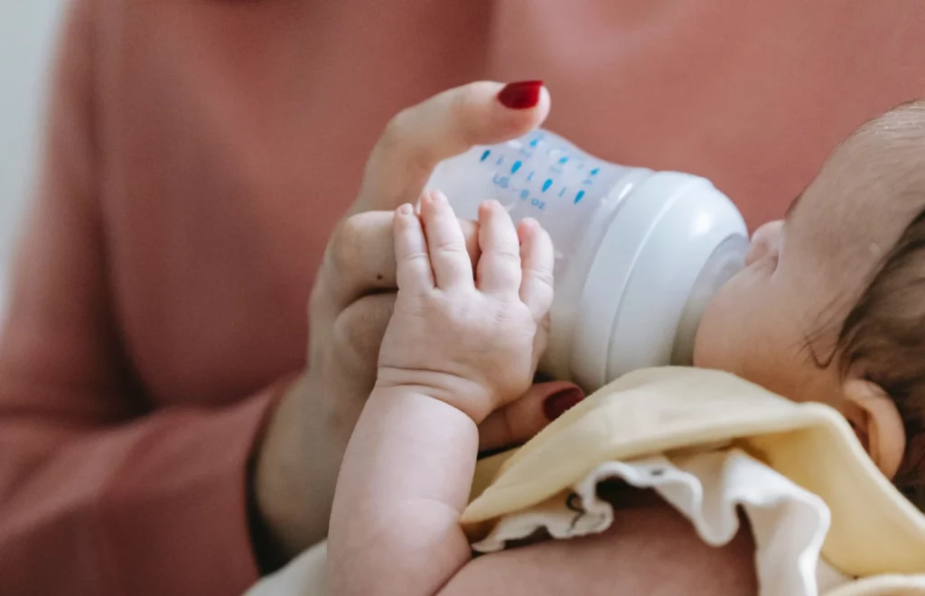 Allaitement mixte: bébé au biberon