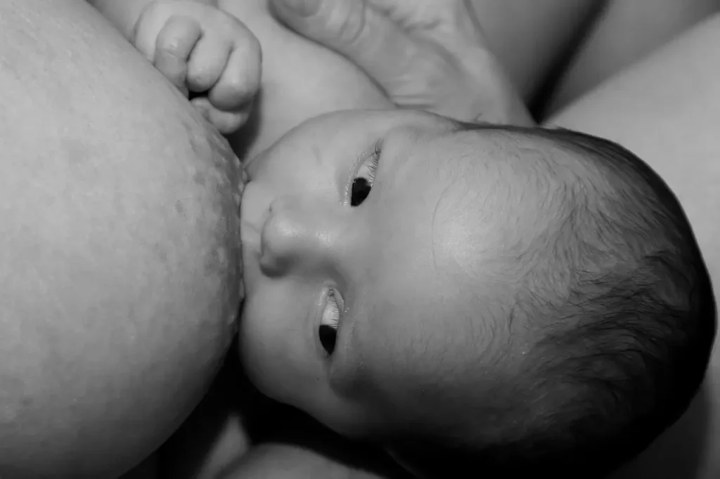 Maternage proximal maman et bébé: en pleine tétée
