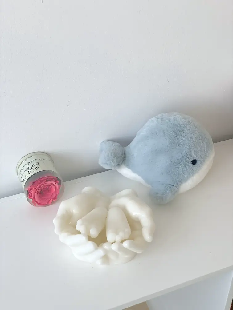 Décoration souvenir de bébé avec les mains entourant les pieds de bébé en taille réel