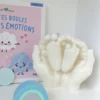 Décoration souvenir de bébé avec les mains entourant les pieds de bébé en taille réel