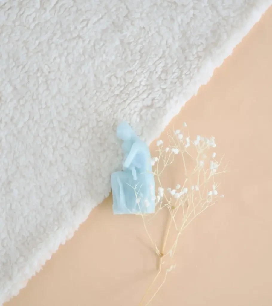 Figurine résine décoration maman fait un câlin a bébé, trop mignon