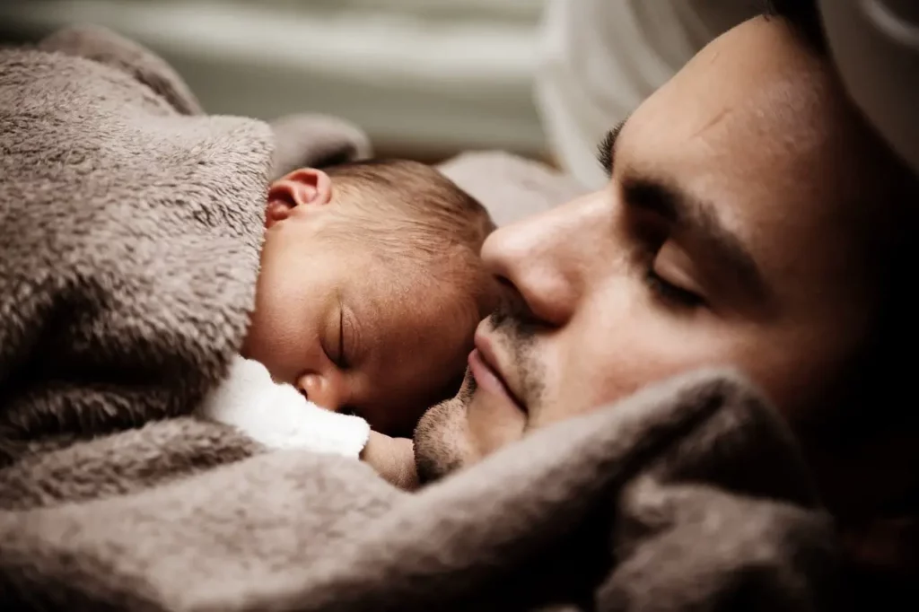 Papa faisant un calin a son nouveau-né. Comment trouvé sa nouvelle place de parent?