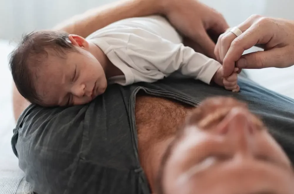 Papa qui fait dodo avec son bébé, cododo en toute sécurité?