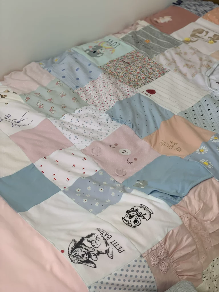 Couette avec vêtements de bébé souvenir de naissance à 12 mois