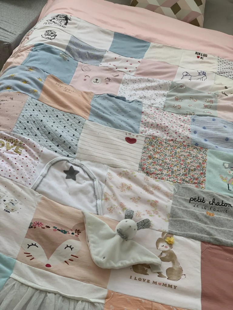 Couette avec vêtements de bébé souvenir de naissance à 12 mois