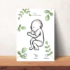 Jolie affiche naissance bébé fille ou garçon avec des feuilles d'eucalyptus sur une étagère