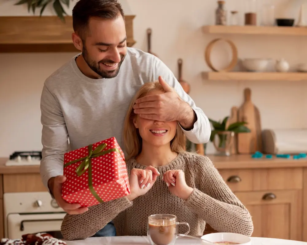 couple amoureux qui s'offre un cadeau