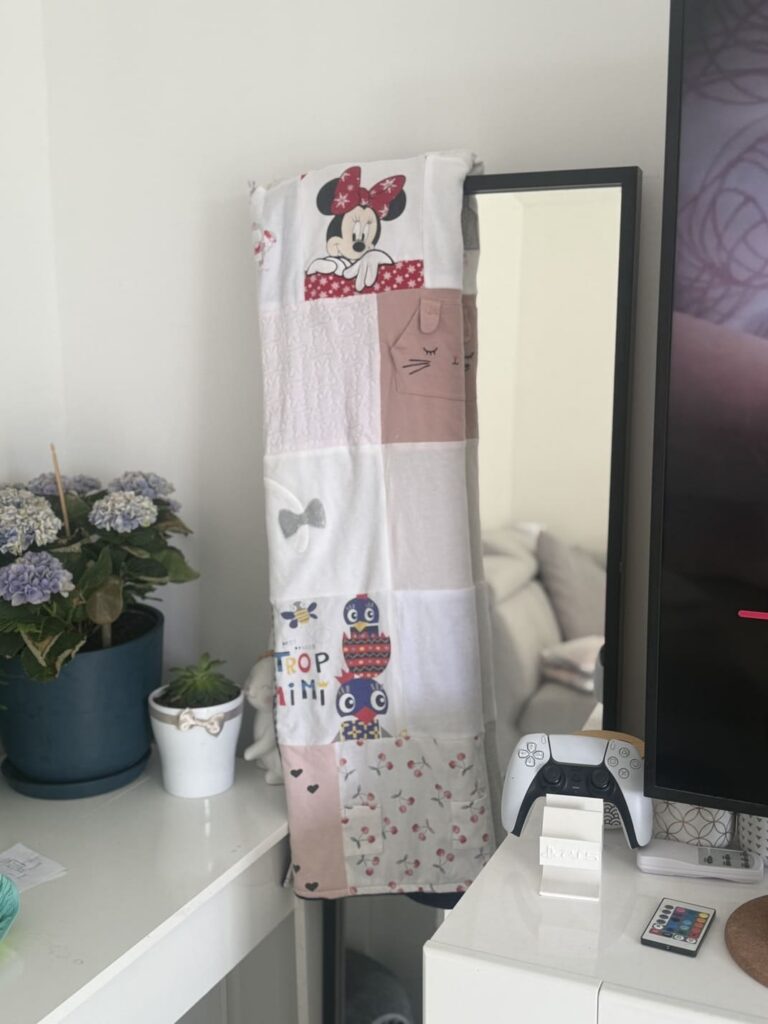 Couverture avec vêtements de bébé souvenir de naissance