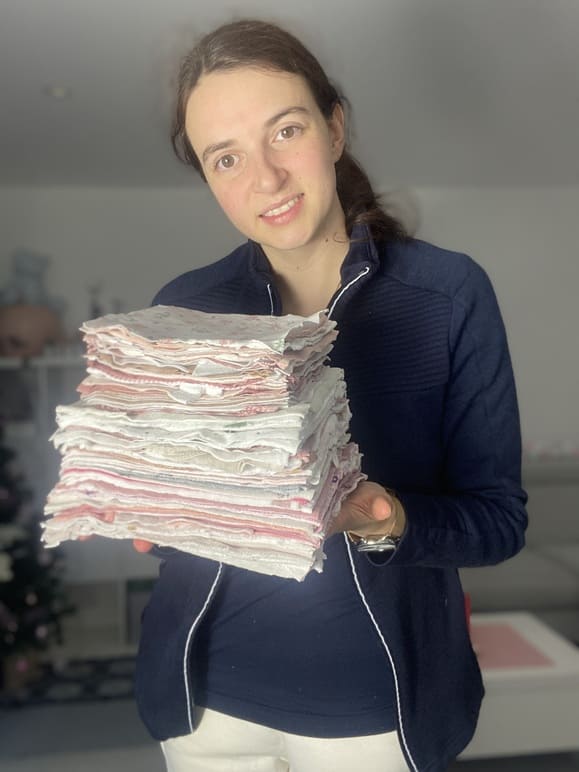 Couverture avec vêtements de bébé souvenir de naissance