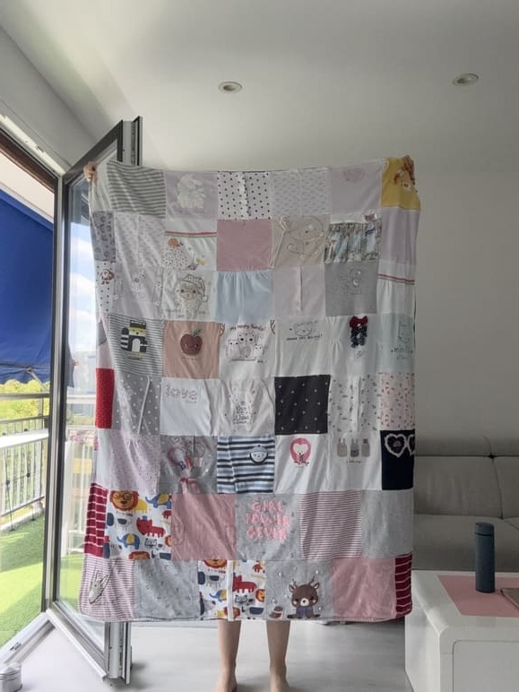 Couverture avec vêtements de bébé souvenir de naissance