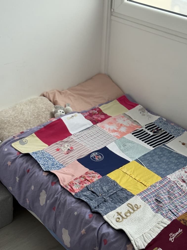 Couverture avec vêtements de bébé souvenir de naissance