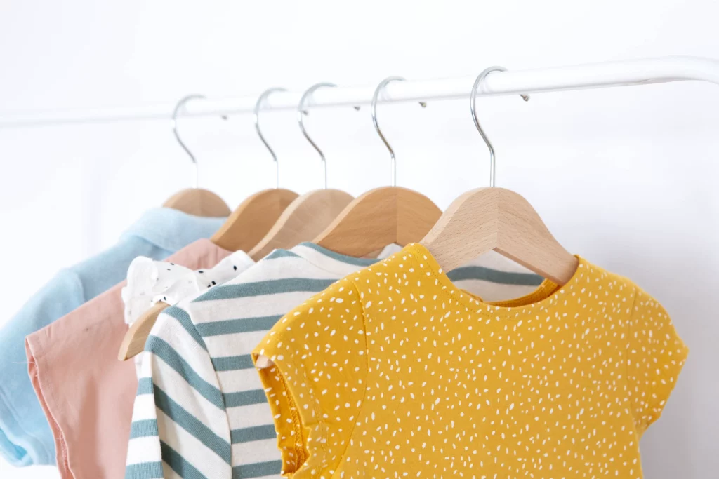 Vêtements d'enfant, souvenirs de bébé pour créer une couverture souvenir Avec ses vêtements