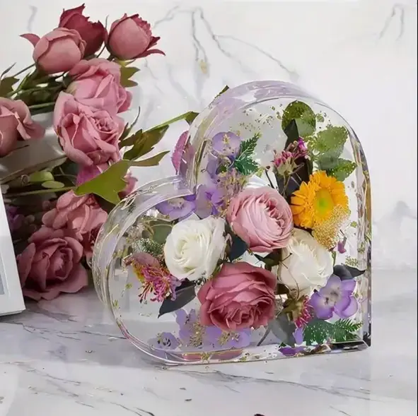 Bouquet de mariée immortalisé dans la résine en forme de coeur