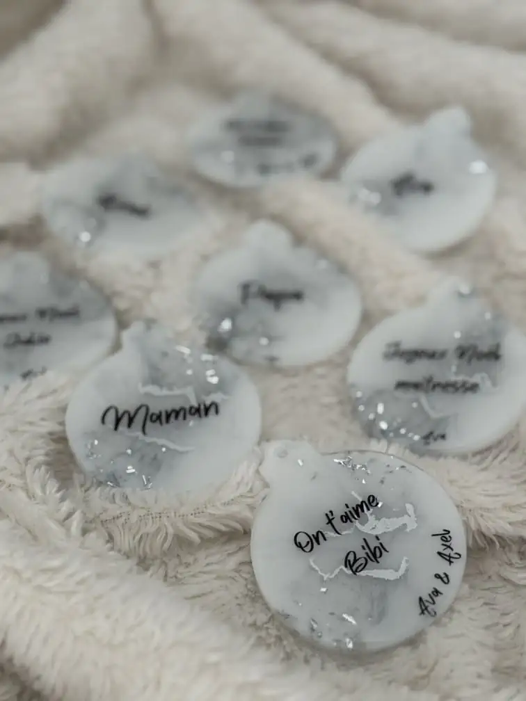 Boule de Noël personnalisée au prénom, en résine époxy transparente