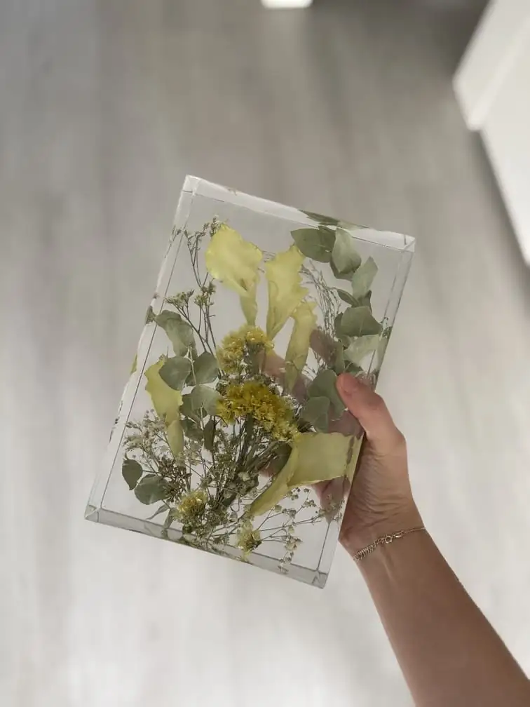 Bouquet de mariée immortalisé dans la résine en forme rectangulaire