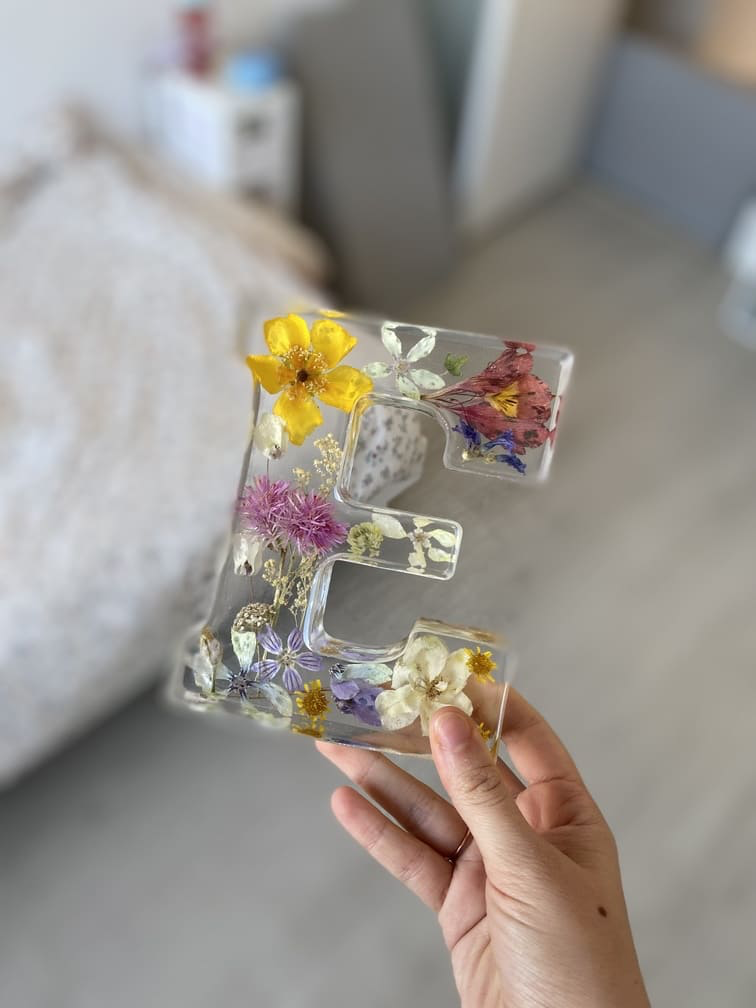 Bouquet de mariée immortalisé dans la résine en forme de lettre