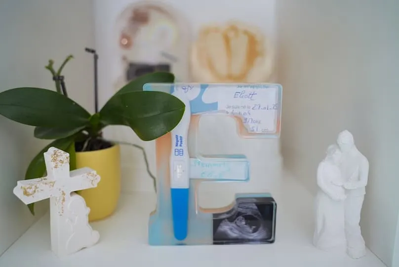 Souvenir de naissance et grossesse en résine et lettre