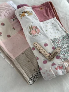 Lire la suite à propos de l’article Vêtements de bébé trop petits : que faire de ces trésors pleins de souvenirs ?