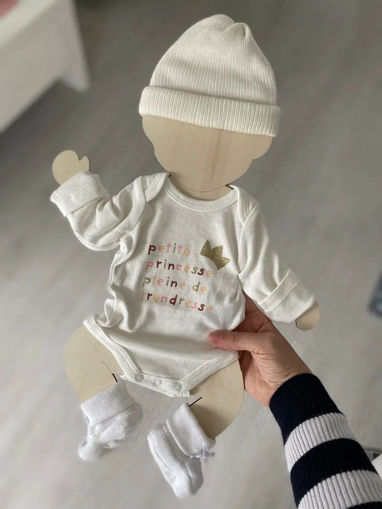 Vêtements de bébé personnalisés et transformés en souvenir : initiale en bois et tissus, couverture et chouchous