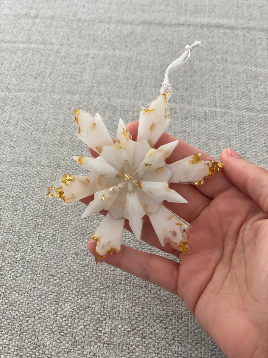 Joli flocon de neige a mettre dans le sapin ou sur un vitre