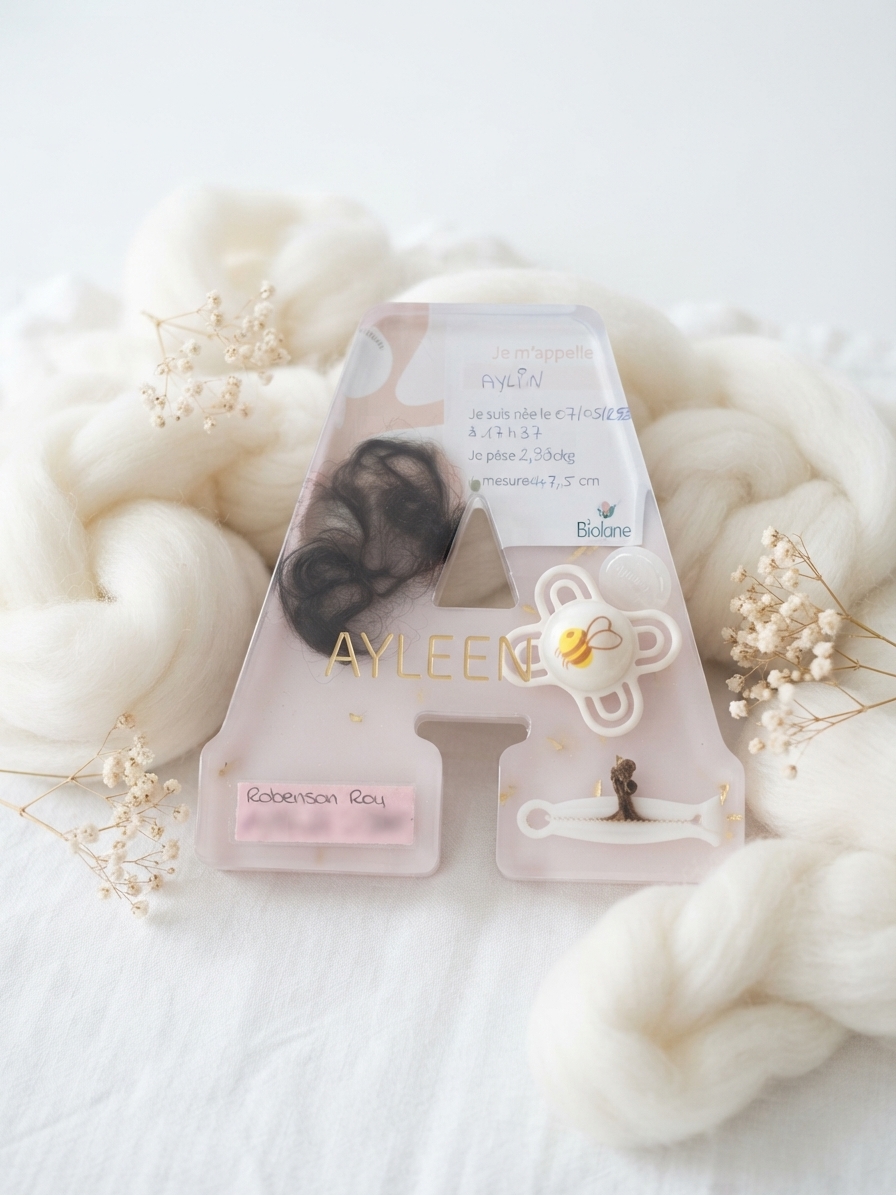 Lettre personnalisée de naissance avec les accessoires de bébé