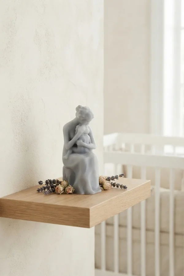 Figurine « amour maternel » : Câlin maman-enfant