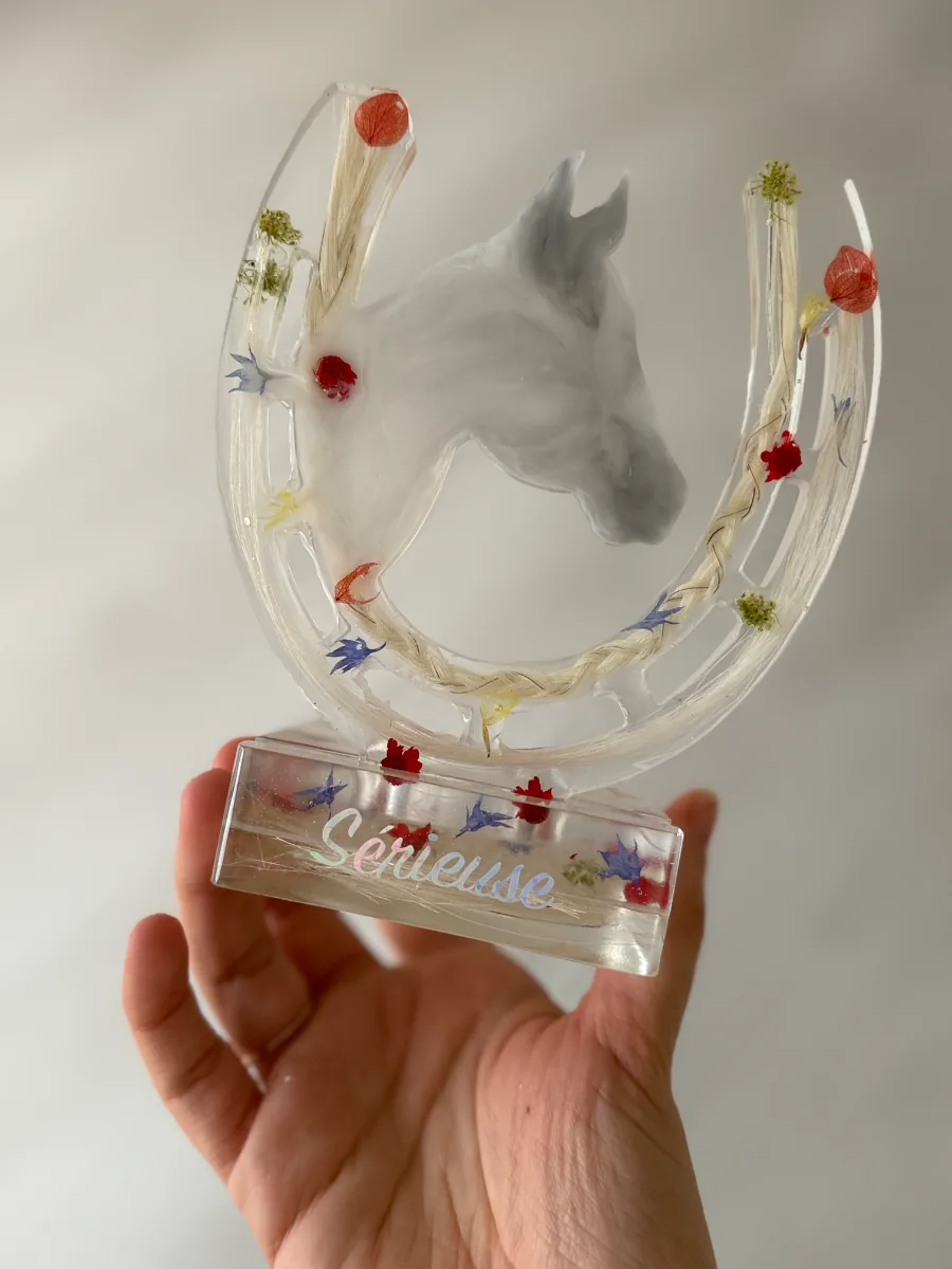 Fer à cheval en résine avec crins et fleurs, prénom doré sur le socle