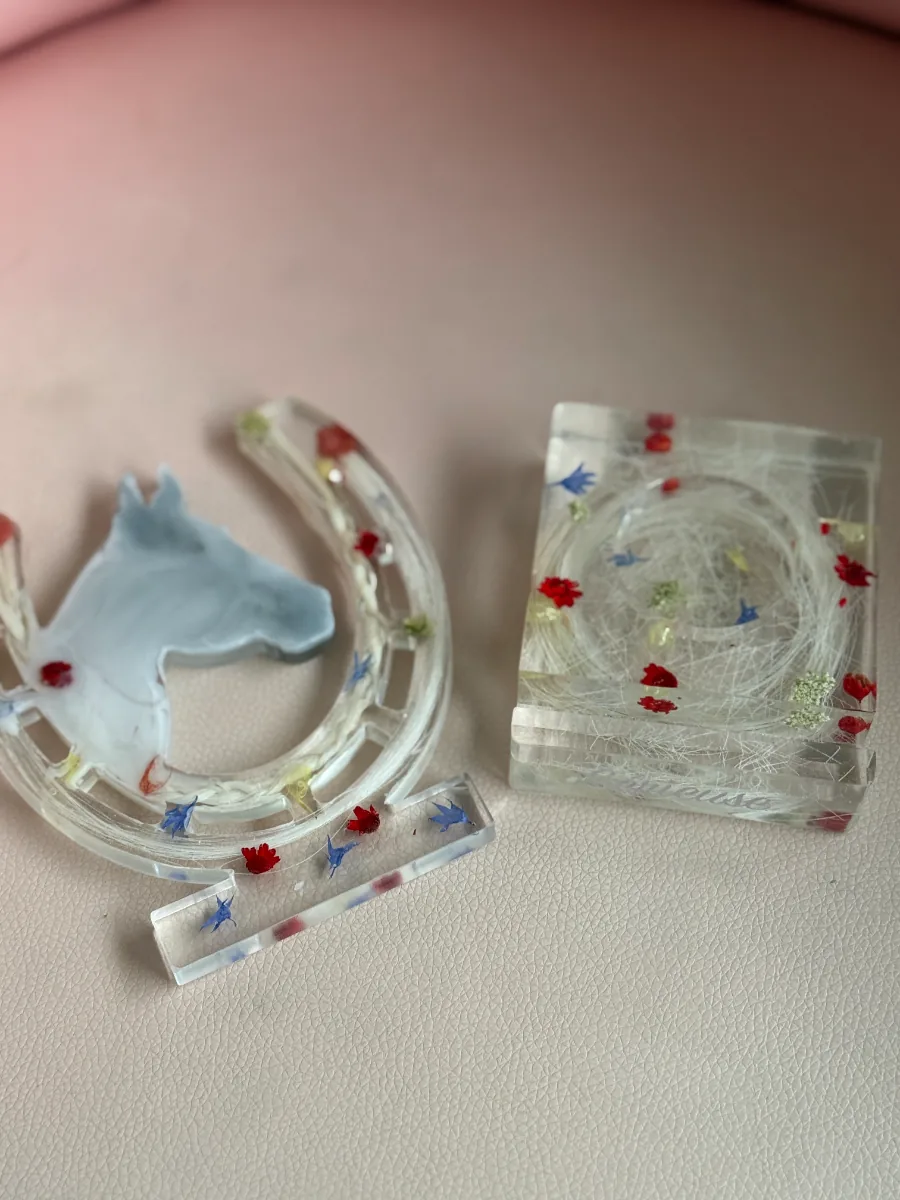 Fer à cheval souvenir en résine avec fleurs rouges et bleues incrustées