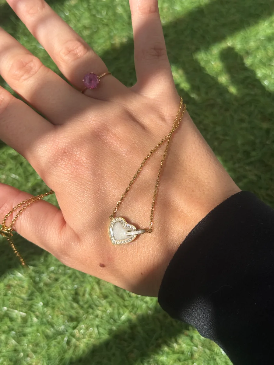 Collier cœur de maternité au lait maternel porté sur la main