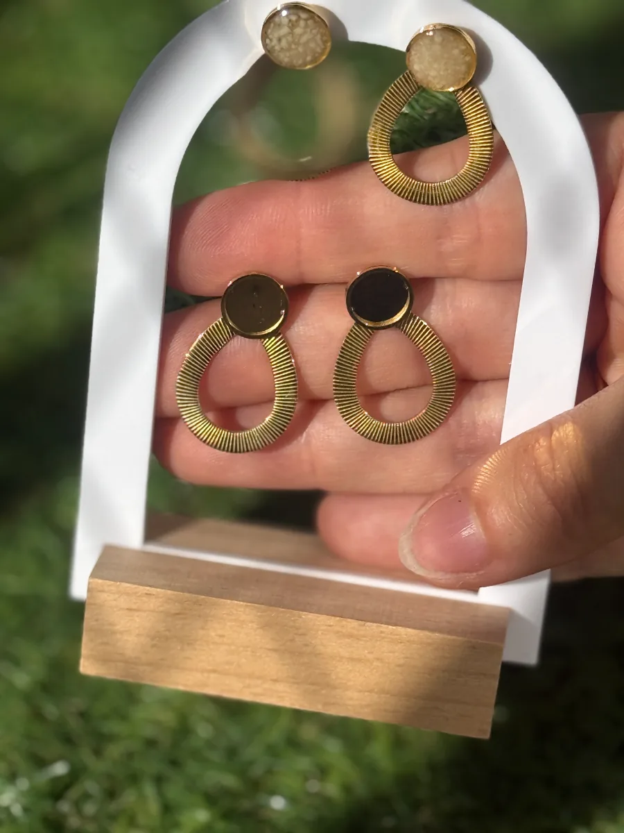 Deux paires de boucles gouttes au lait maternel, dorées, vue rapprochée