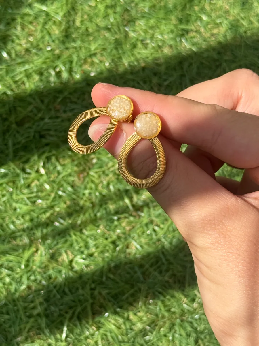 Boucle d'oreille goutte ouverte dorée avec cabochon au lait maternel