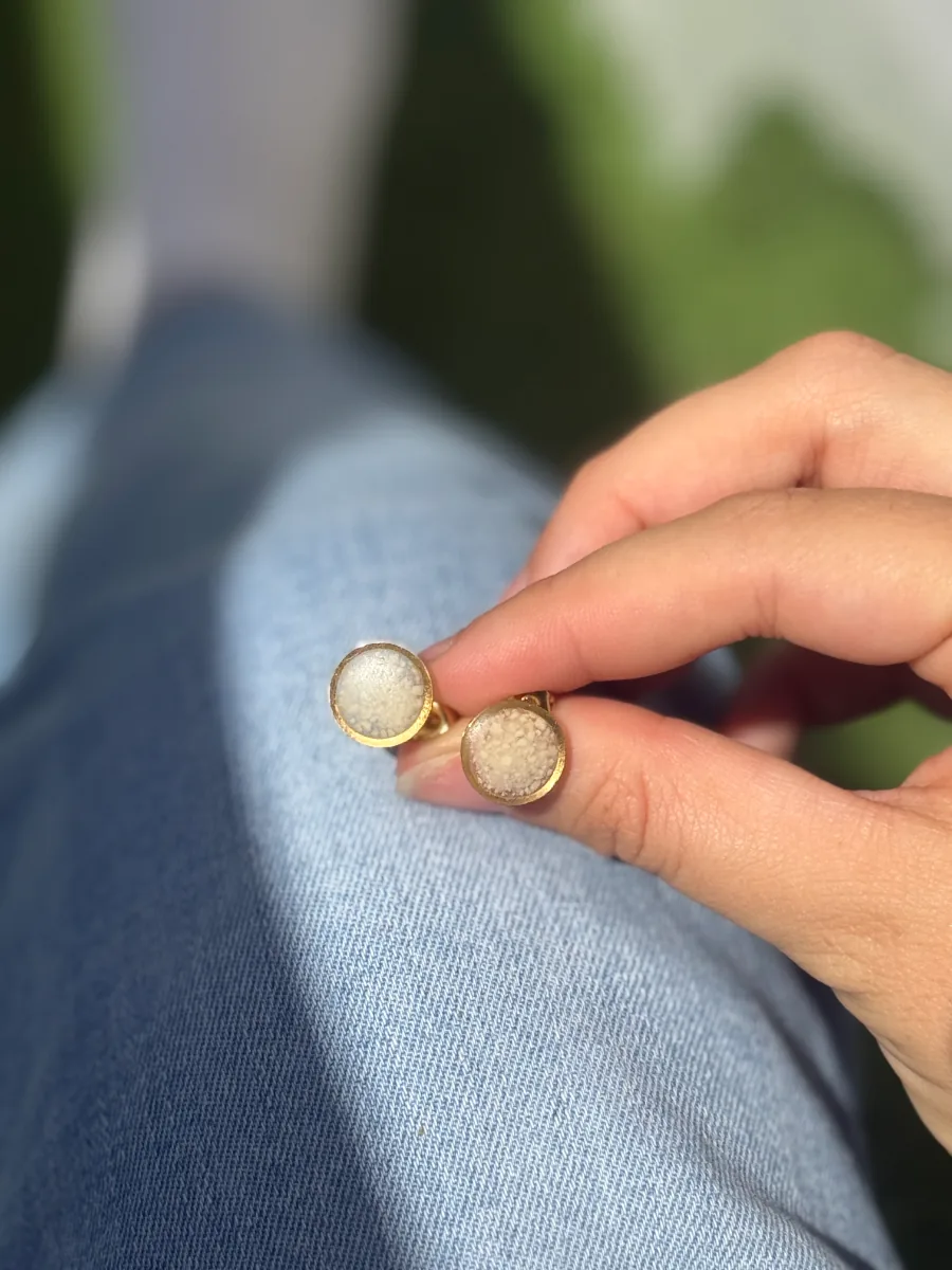 Puces rondes au lait maternel tenues entre les doigts
