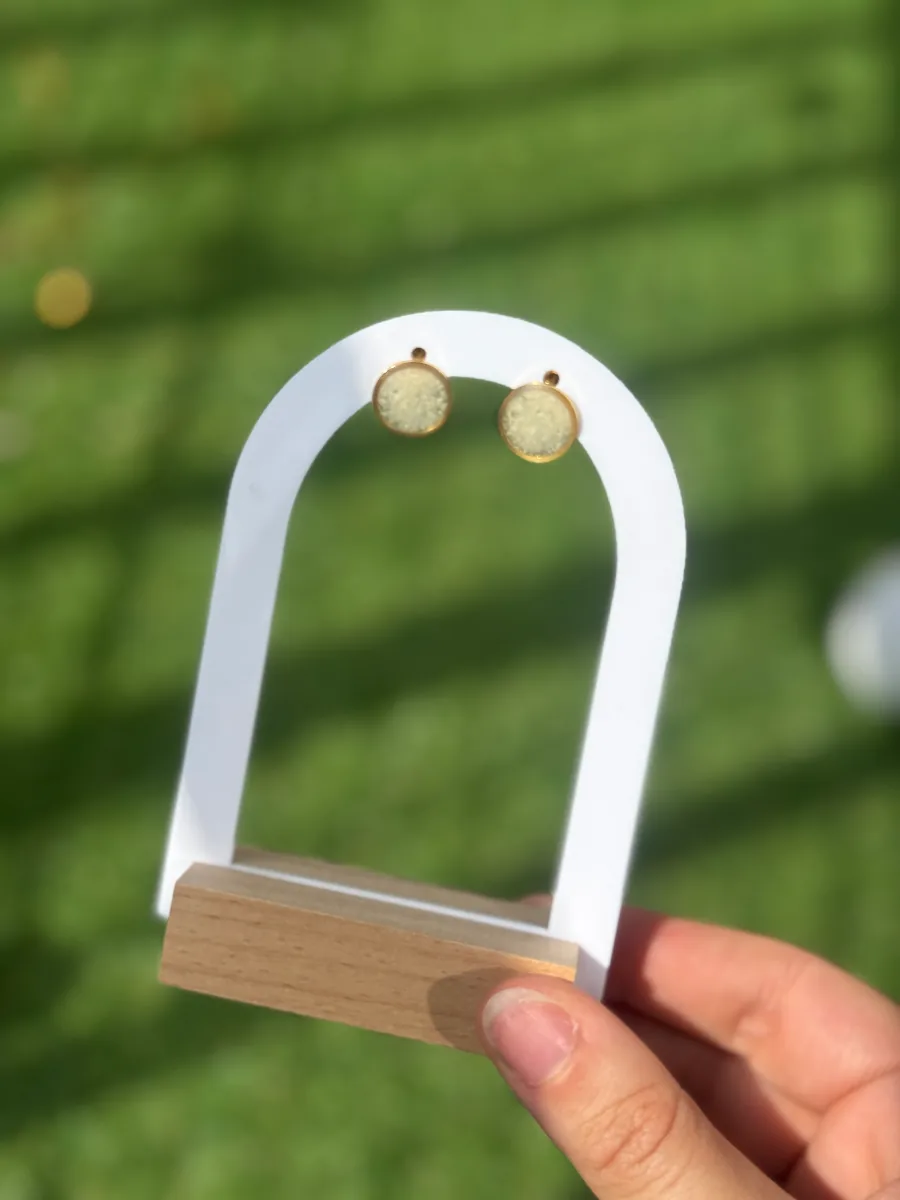 Puces rondes au lait maternel présentées sur un support en arche