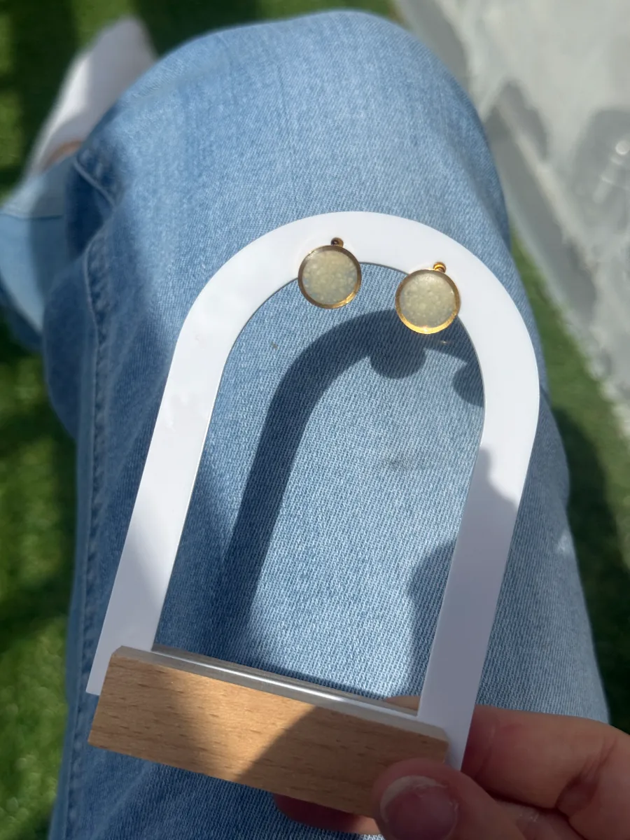 Présentoir en arche avec boucles d'oreilles puces au lait maternel