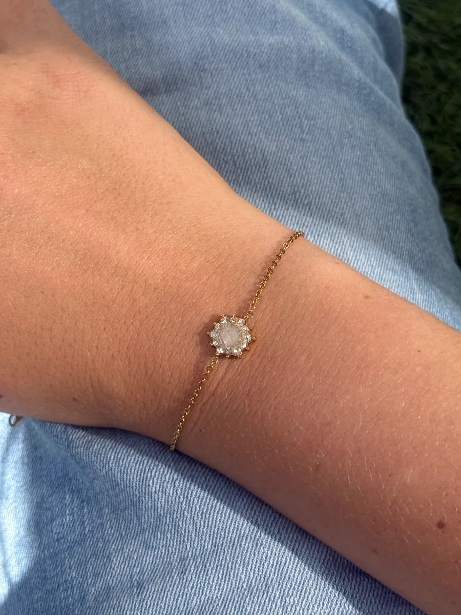Bracelet rayon de soleil au lait maternel porté au poignet