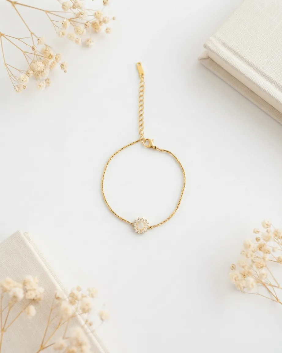 Bracelet soleil au lait maternel sur chaîne dorée, entouré de gypsophile