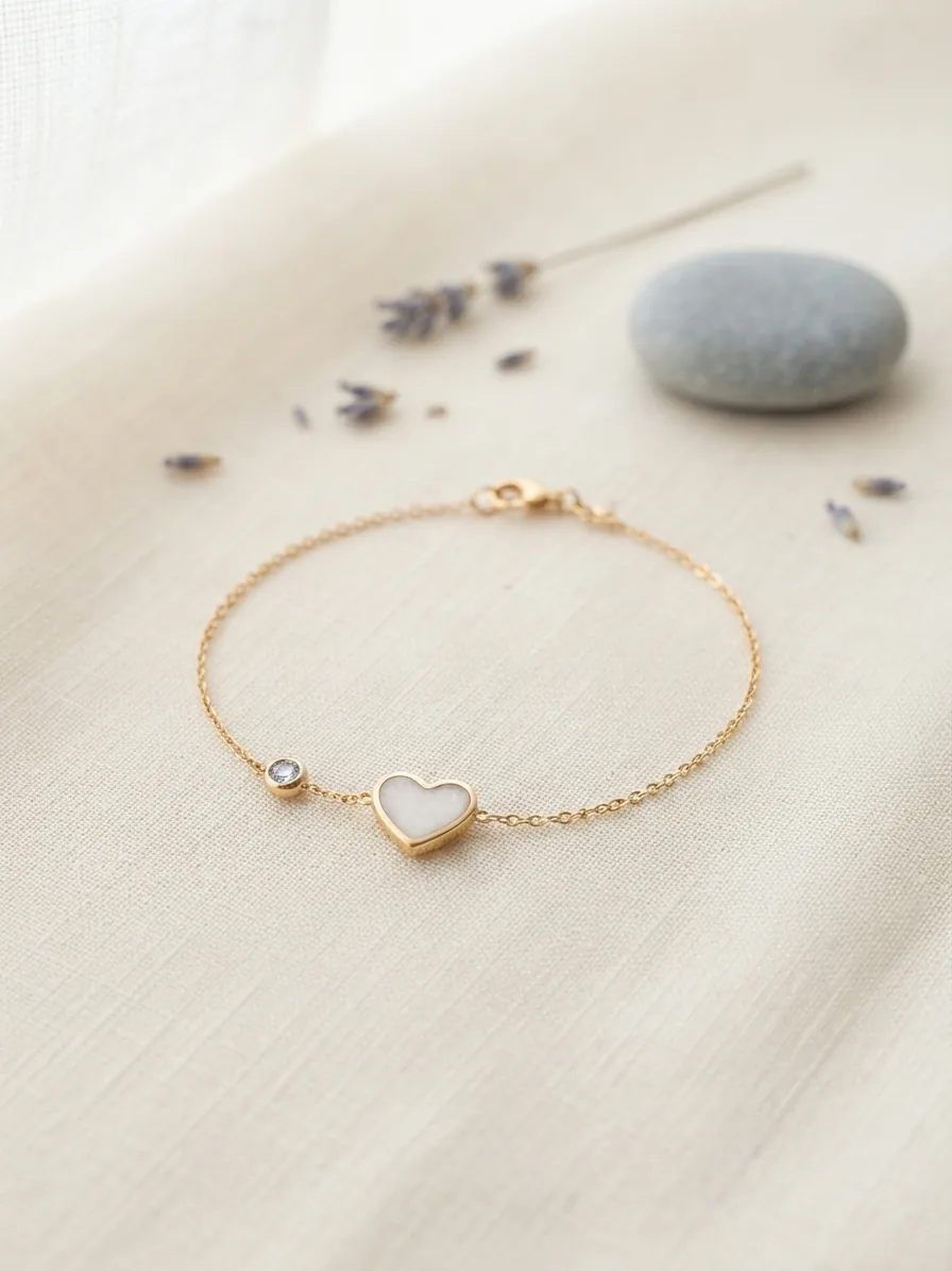 Bracelet cœur au lait maternel sur chaîne dorée, posé avec de la lavande