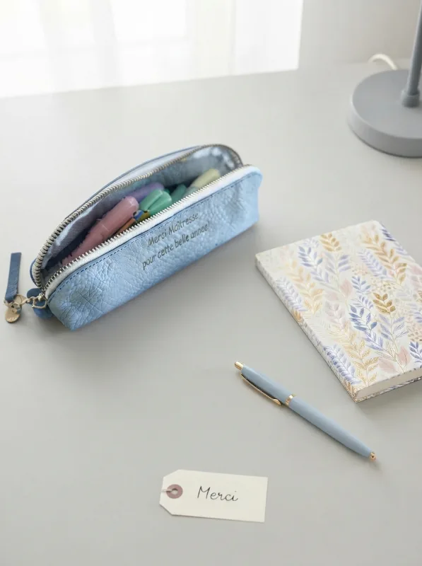 Cadeau maître et maîtresse: trousse-porte-cartes gravé