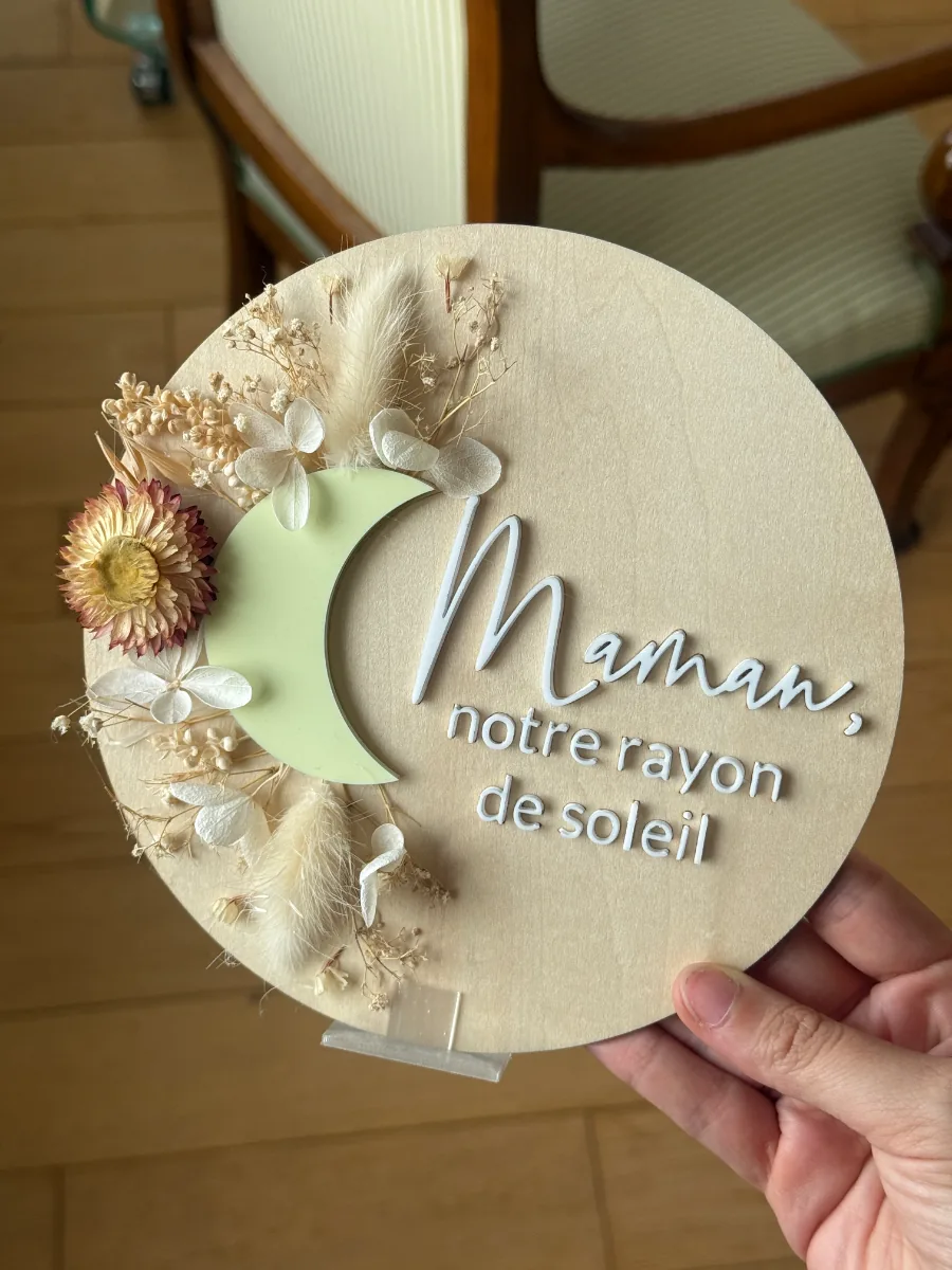 Plaque ronde en bois Maman, notre rayon de soleil, tenue en main