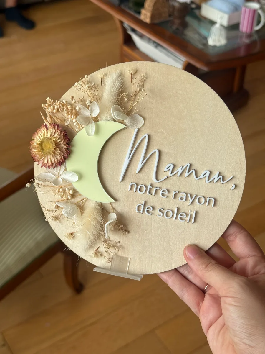 Cadeau maman en bois gravé Maman, notre rayon de soleil, orné de fleurs séchées