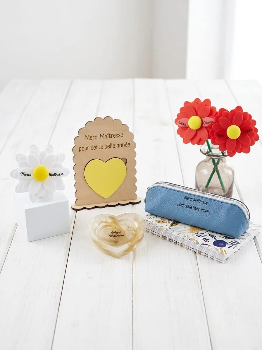 Cadeaux maîtresse, maître et ATSEM : fleur Merci Maîtresse, plaque, cœur et trousse gravée