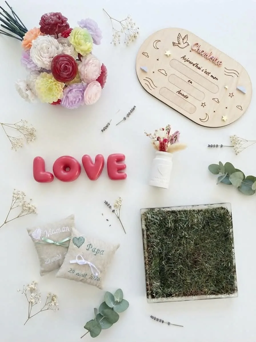 Cadeaux personnalisés faits main : bouquet en résine, plaque gravée, LOVE et pelouse de stade