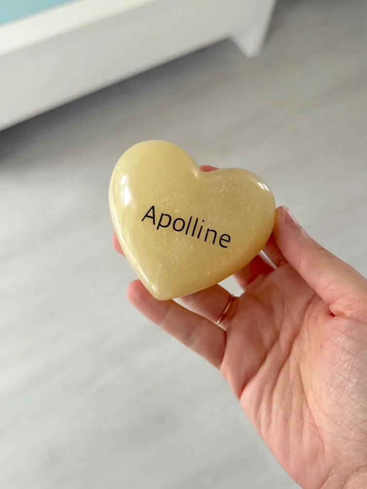 Cœur en résine au lait maternel Apolline tenu dans la main