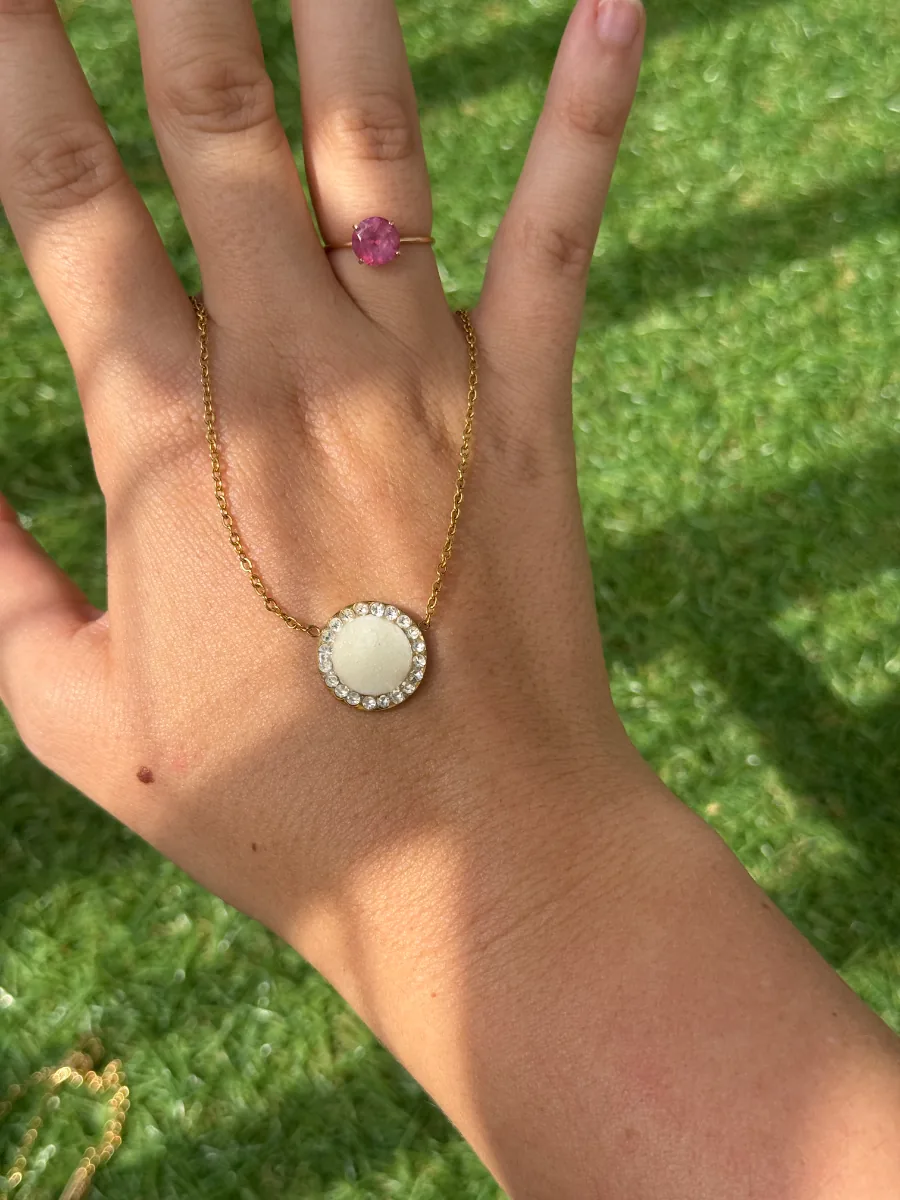 Collier rond au lait maternel porté sur la main