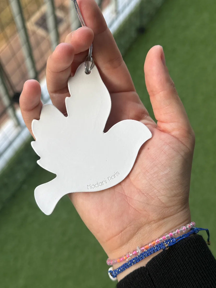 Colombe de baptême blanche gravée dans la paume d'une main