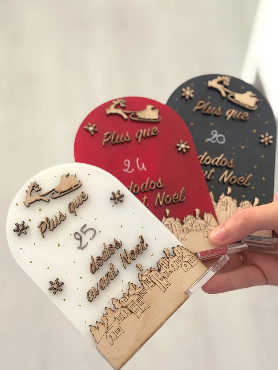 Trois comptes à rebours de Noël en bois et plexi, blanc, rouge et bleu nuit