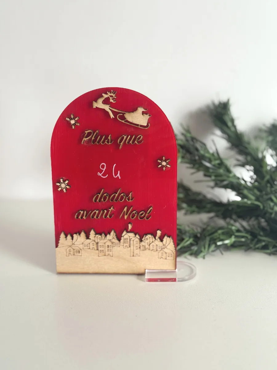 Compte à rebours de Noël rouge avec traîneau du Père Noël et décor de maisons en bois